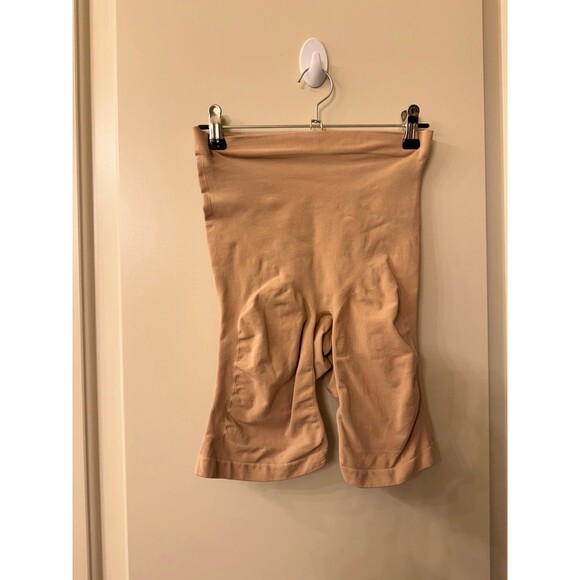 Skims Seamless Sculpt Mid Thigh Short Size 2X/3X
Ochre - Picture 6 of 10